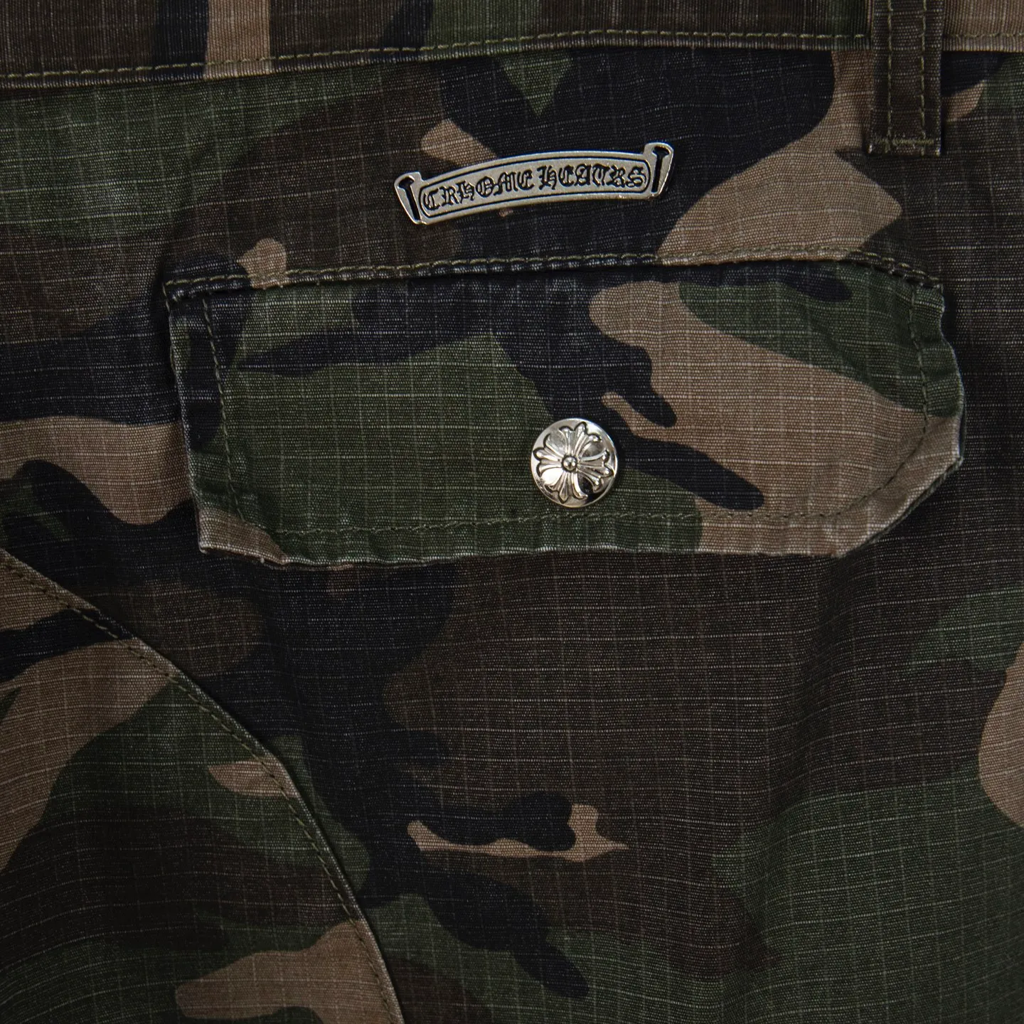 P260 Chrome hearts CH Chrome hearts new silver camouflage three-dimensional pocket overalls Chrome hearts is a top brand in the fashion world, and these pants are one of the best. It uses the classic Levi's jeans bottom panel, which has been carefully disassembled and spliced. The washed effect is natural, showing a unique retro charm. The pants are based on camouflage and are paired with cross patches, which have a great visual impact. These patches are exquisitely crafted and have a luxurious feel. The hardware accessories are ultra-exquisite. The placket buckle is made of silver, hand-polished and painted with distressing liquid. The main buckle has a three-dimensional cross flower shape. The six-pointed star screws and hand-cut leather washers on the back are full of details, which are both beautiful and durable. Style number: 1731# Color: Camouflage Size: 28 30 32 34 36